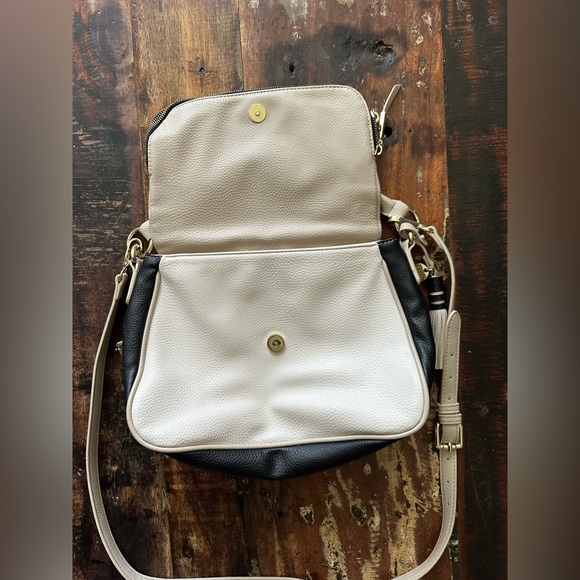 Guess cross body 3 tone purse - Picture 3 of 16